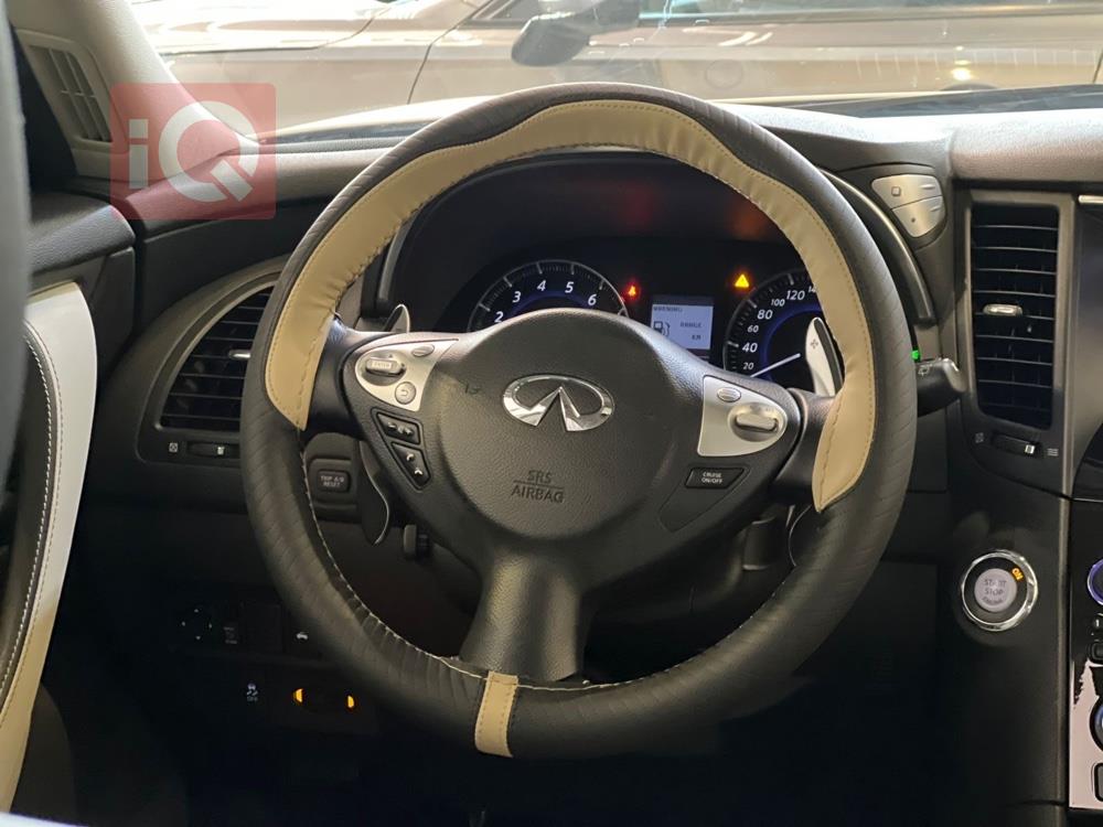 Infiniti Q70